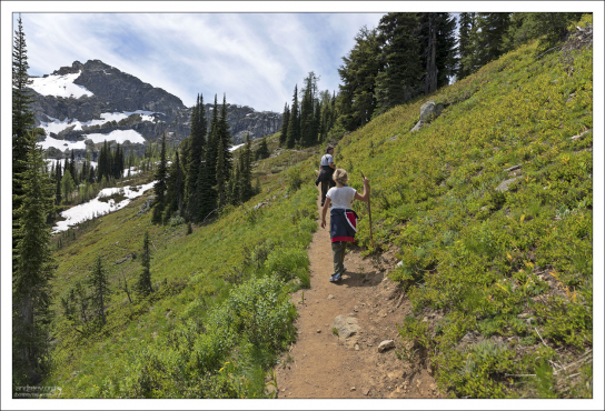 Средняя часть тропы к Кленовому перевалу проходит параллельно склону горы.