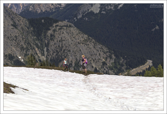 Начало снежного участка тропы к Кленовому перевалу.