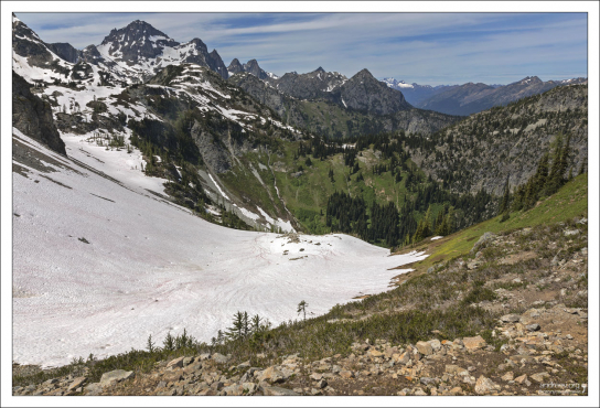 Спуск вдоль снежного языка по бездорожью.