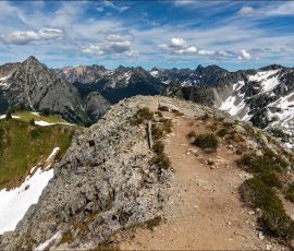 Пять горных вершин из North Cascades достигают высоты свыше 2700 метров.