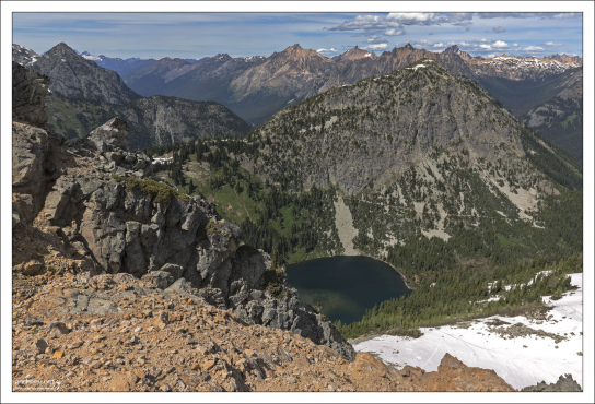 Озеро Ann lake и тропа на противоположном склоне, видимая с Кленового перевала.