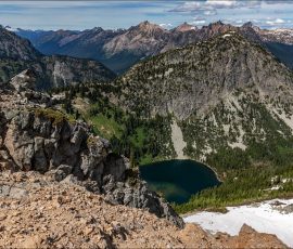Озеро Ann lake и тропа на противоположном склоне, видимая с Кленового перевала.