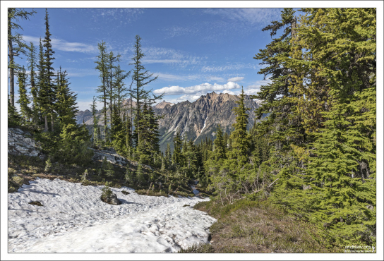Спуск по откосу, по нехоженой местности в поисках тропы.