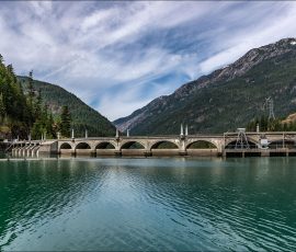 Плотина Diablo была построена в 1930-х. Тогда же образовалось и одноименное водохранилище.