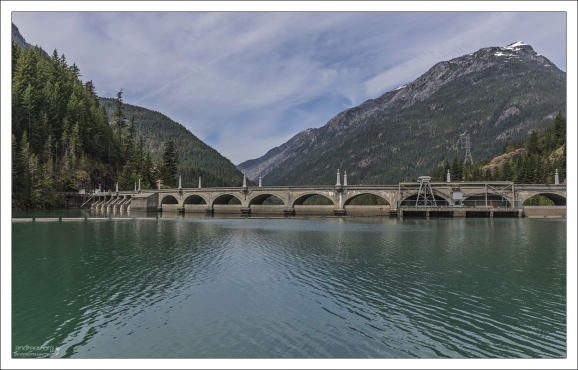 Плотина Diablo была построена в 1930-х. Тогда же образовалось и одноименное водохранилище.