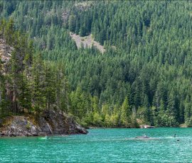 Каякинг по озеру Diablo - одно из самых популярных развлечений в парке North Cascades.