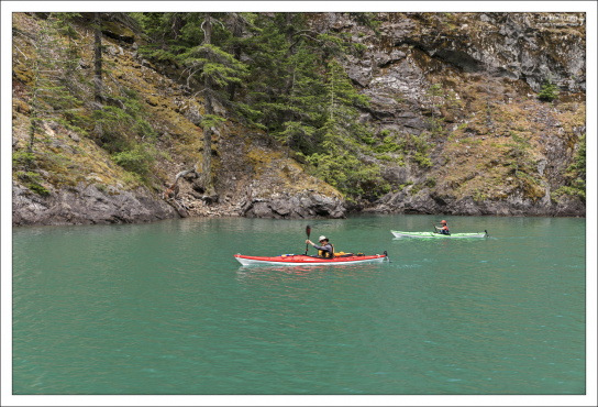 Каякинг по спокойной воде вдоль берегов озера Diablo.
