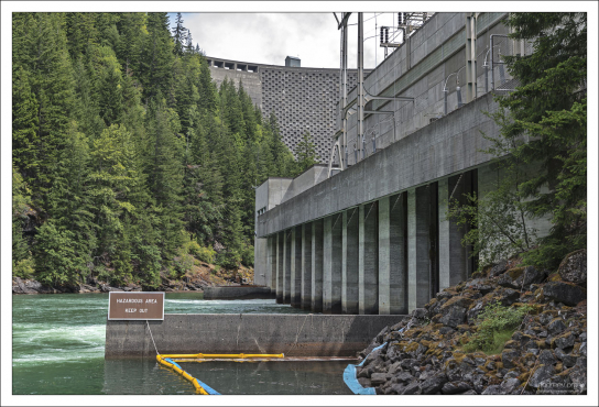 Дамба Ross -
одна из трех, входящих в проект Skagit River Hydroelectric Project.
Все три гидроэлектростанции обеспечивают
примерно 90% электроэнергии,
потребляемой в Сиэтле.