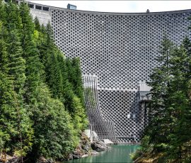 Плотина Росс (Ross dam)
представляет собой бетонную тонкую арочную плотину
высотой 160 метров и длиной 400 м
через реку Скагит,
образующую озеро Росс.