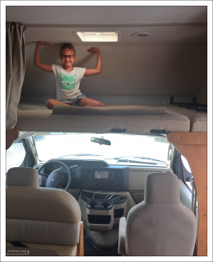 Саша выбрала себе спальное место в доме-на-колесах :)