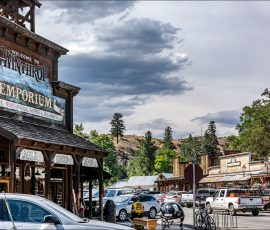 Городок Уинтроп (Winthrop, WA)
с населением 350 человек,
известен дизайном всех зданий в стиле
американского Старого Запада,
что делает его популярным среди туристов.