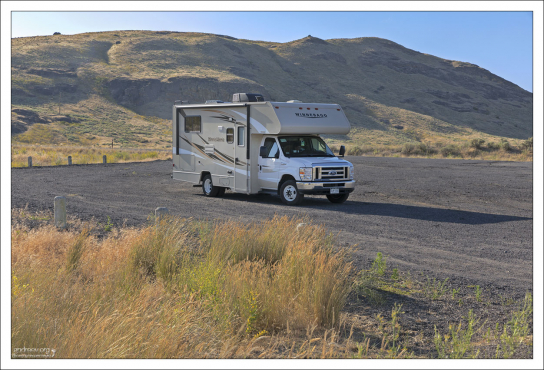 Дом-на-колесах на обзорной площадке
Steamboat Rock State Park Crown Point
над дамбой Гранд-Кули.