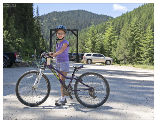 Саша с арендованным велосипедом перед выходом на тропу Гайавата.