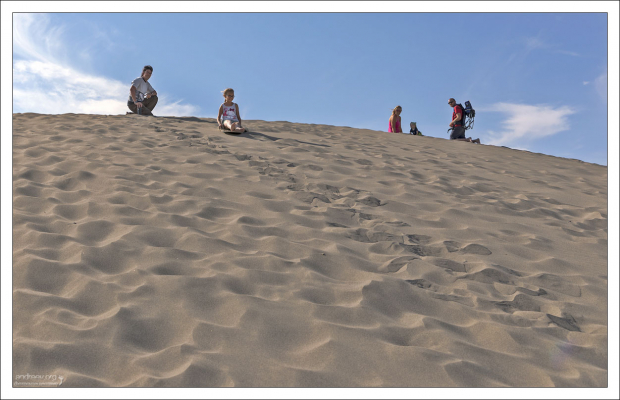 Сэндбординг (от англ. sand – песок и board – доска) – вид спорта, заключающийся в езде на сноуборде по песчаным дюнам.