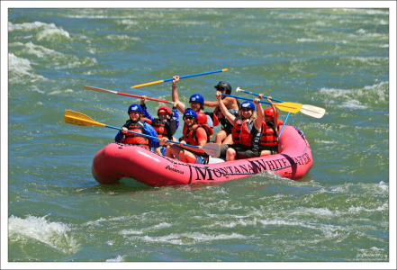 Спортивный сплав (рафтинг) по реке Йеллоустоун на границе штатов Монтана и Вайоминг.