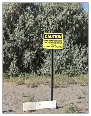 Предупреждающий знак о том, что песок может быть очень горячим.