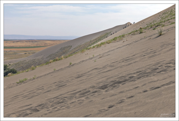 По склону поднимается пожарная команда из ближайшего городка.
Дюна Брюно у них используется в качестве спортзала.