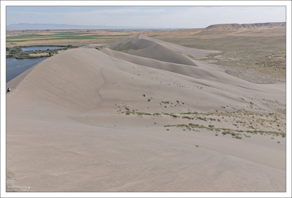 Около 15 000 лет назад наводнение, называемое Бонневильским потопом,
охватило большую часть территории, которая сейчас является южным Айдахо.
Это наводнение и создало множество геологических особенностей на юге Айдахо,
в том числе дюны Брюно.