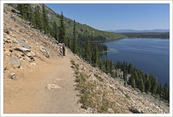 Длина тропы вокруг озера Дженни составляет 11,4 км, и она считается относительно простой для прохождения.