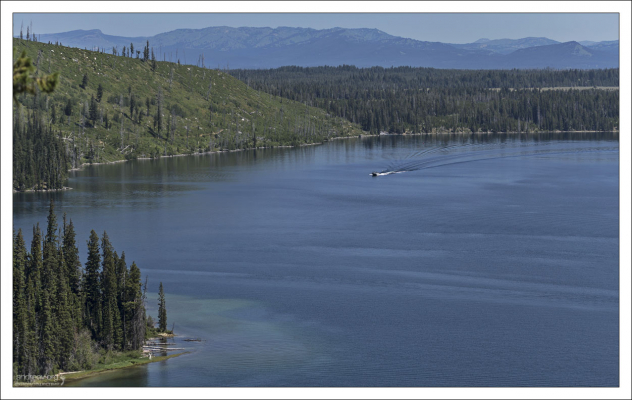 Озеро названо в честь индеанки из народа шошонов, жены англичанина Ричарда Ли. - Дженни.
Она помогала геологической экспедиции в 1872 году.