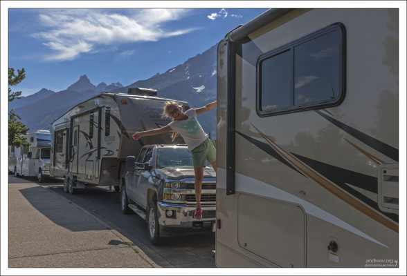 Дом-на-колесах на парковке возле рейнджерской станции в парке Grand Teton.