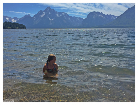 Саша в озере Jackson lake в кемпинге Colter Bay.