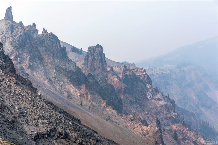 Край кальдеры, которую заполняет озеро Crater lake, находится на высоте 2440 метров.