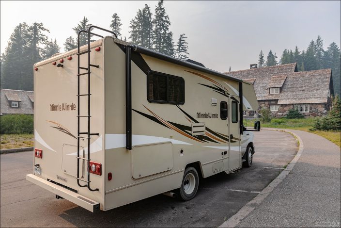 Minnie Winnie - единственная машина на парковке в парке Crater Lake.