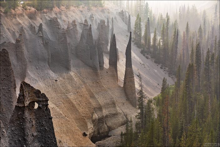 "Шпили" - одни из самых узких эрозионных образований на Западе.
Определенно более тонкие, чем, например, худу в Брайс-Каньоне в Юте,
или песчаные столбы в Нью-Мексико.