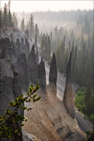 Шпили имеют вулканическое происхождение, им около 6 тысяч лет.