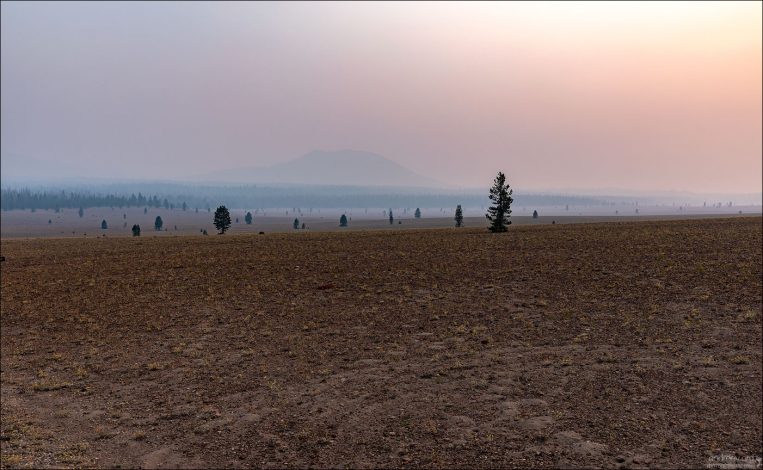 Почва в национальном парке Крейтер Лейк - это суглинистые пески с большим количеством булыжников, гравия и камней.