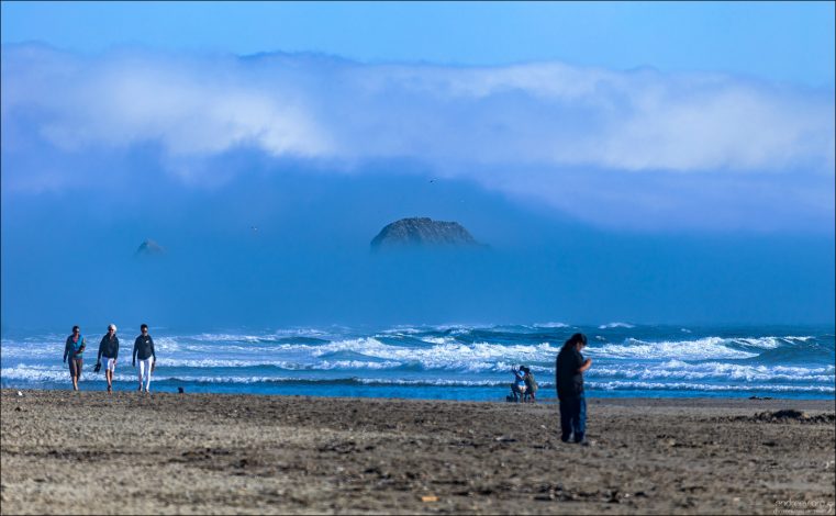 Интересный туман над океаном на пляже Cannon beach.