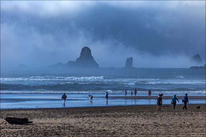 Три меньших скальных образования к югу от скалы Haystack Rock носят общее название The Needles («Иглы»).