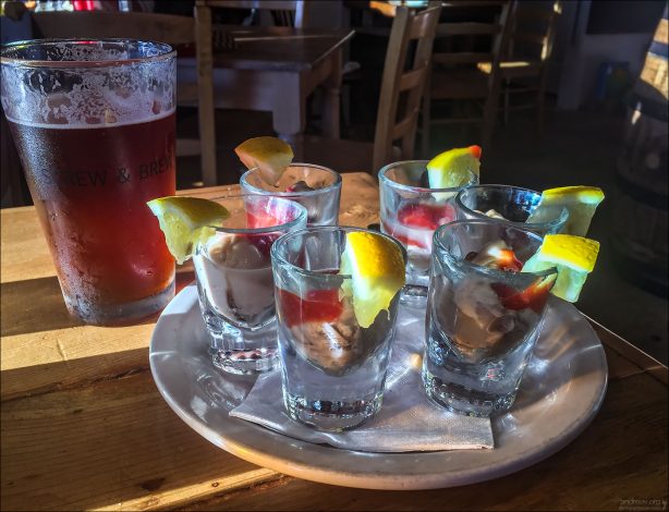 Устрицы в ресторане "Screw and Brew".