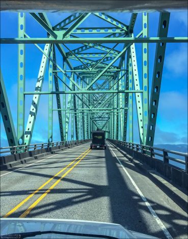 Мост Астория-Меглер (англ. Astoria–Megler Bridge)
через реку Колумбия,
по которому проходит граница между штатами Орегон и Вашингтон.