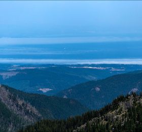 С высоты хребта Hurricane Ridge видна Канада.
