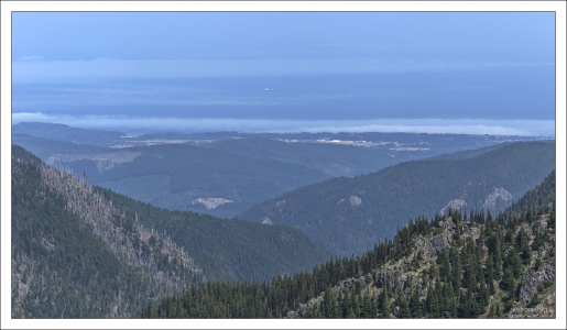 С высоты хребта Hurricane Ridge видна Канада.