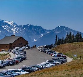 Парковка перед инфо-центром Hurricane Ridge.