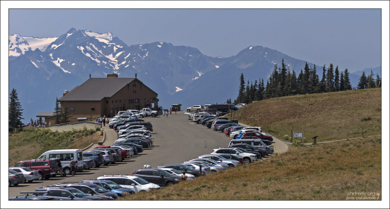 Парковка перед инфо-центром Hurricane Ridge.
