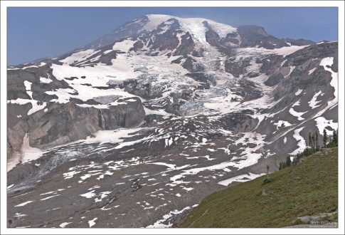 Рейнир является самой высокой точкой в Каскадных горах.
Вокруг неё расположены долины, водопады, субальпийские цветущие луга,
реликтовые леса, и более 25 ледников.