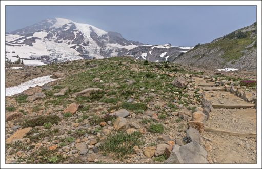 Гора названа именем британского адмирала П. Реньера.