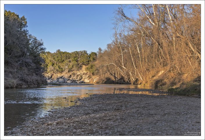 Река Paluxy river.
В русле реки было обнаружено множество следов динозавров.