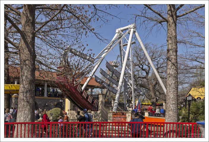 Качели-карусели в техасской деревне возле Waco.