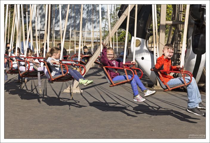 Дети на деревенской цепочковой карусели.