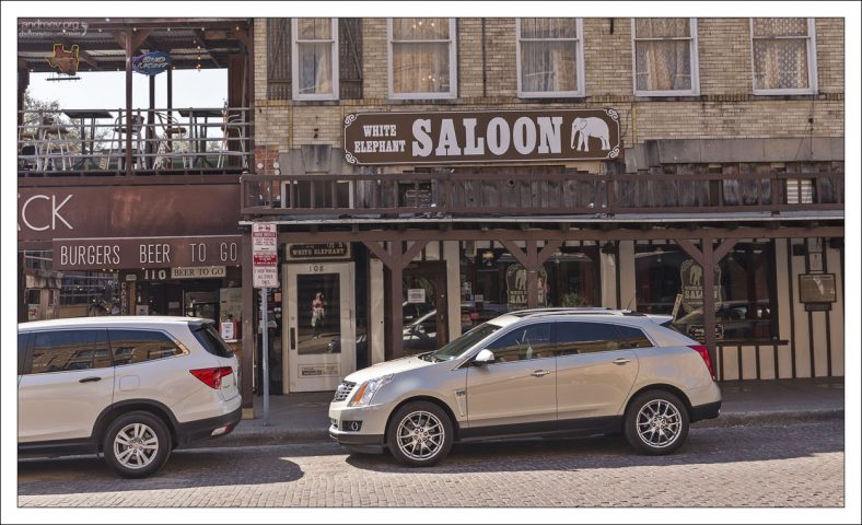 Салун "Белый слон" в Форт-Стоктоне, Техас.