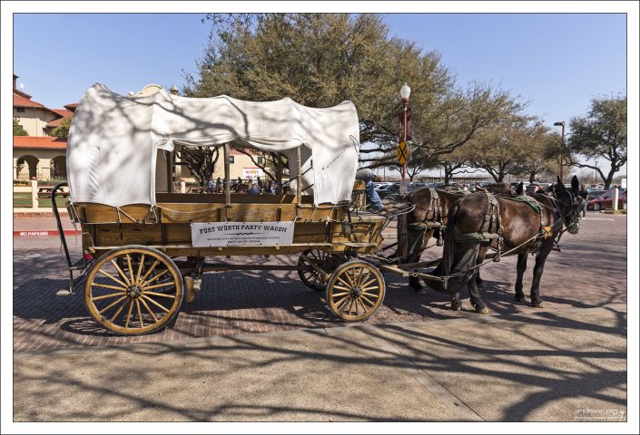 Легендарный ковбой-ранчеро Чарльз Гуднайт изобрел в 1866 году повозку- chuckwagon,
которая существенно облегчала жизнь в пути.
По сути это была крытая полевая кухня,
запряженная мулами, в которой перевозили еду, посуду, бочку с водой, инструменты.
