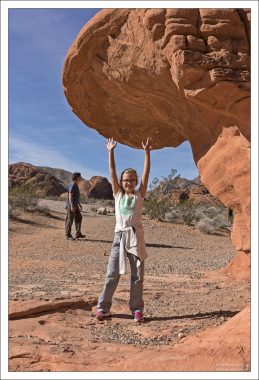 Саша пытается дотянуться до козырька из песчаника.