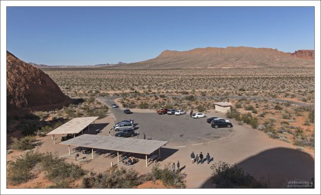 Парковка и места для пикника перед скалой Atlatl Rock.