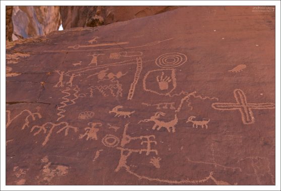 Петроглифам на скале Atlatl Rock около 4 тыс. лет.