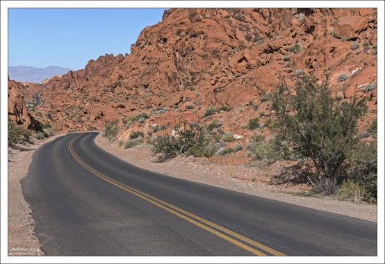 Дорога Mouse’s Tank Road через парк Valley of Fire.